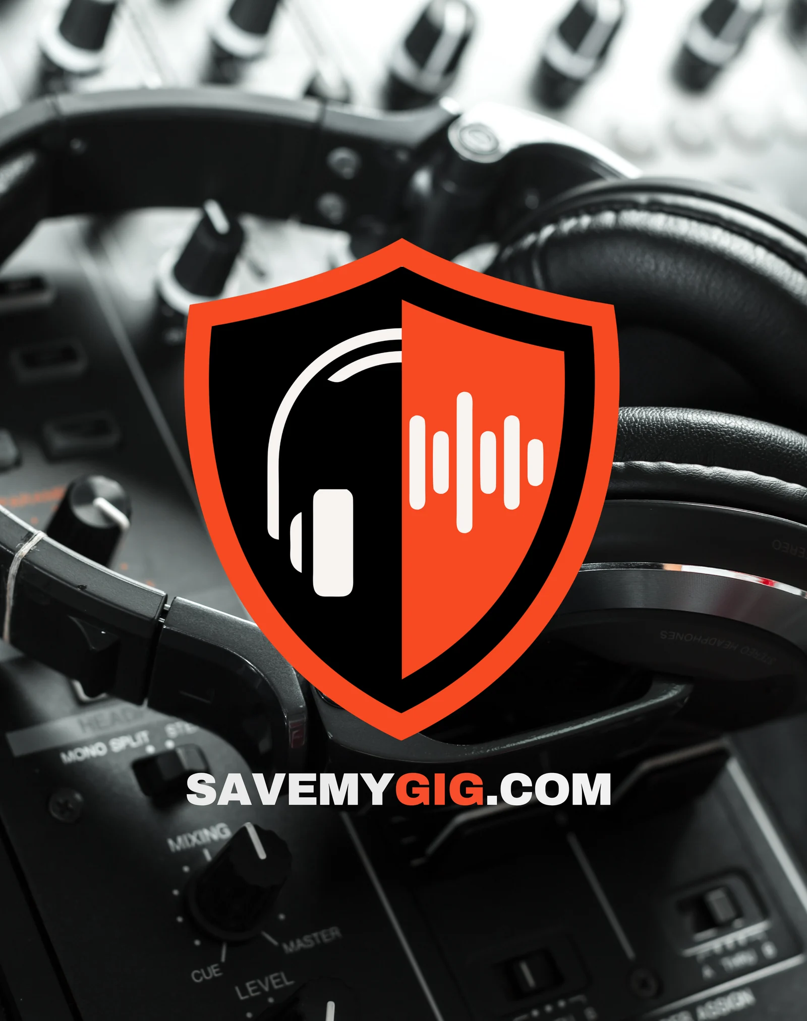 Escudo laranja do Save My Gig sobre um mixer e um fone de DJ, com o endereço savemygig.com