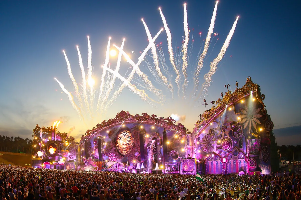 Palco principal do Tomorrowland Brasil com fogos de artifício ao pôr do sol · Itu SP