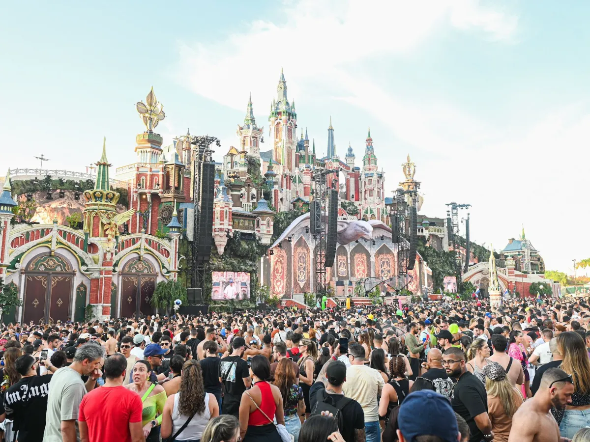 Público lotado diante do palco principal do Tomorrowland, com o castelo cenográfico gigante ao fundo