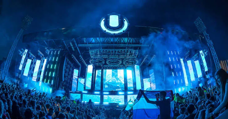 Main Stage do Ultra Europe lotado, com telões azuis e o logo do festival · Split, Croácia