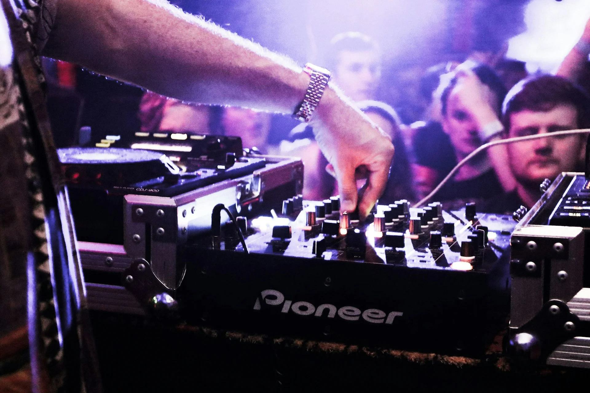 DJ tocando para uma multidão