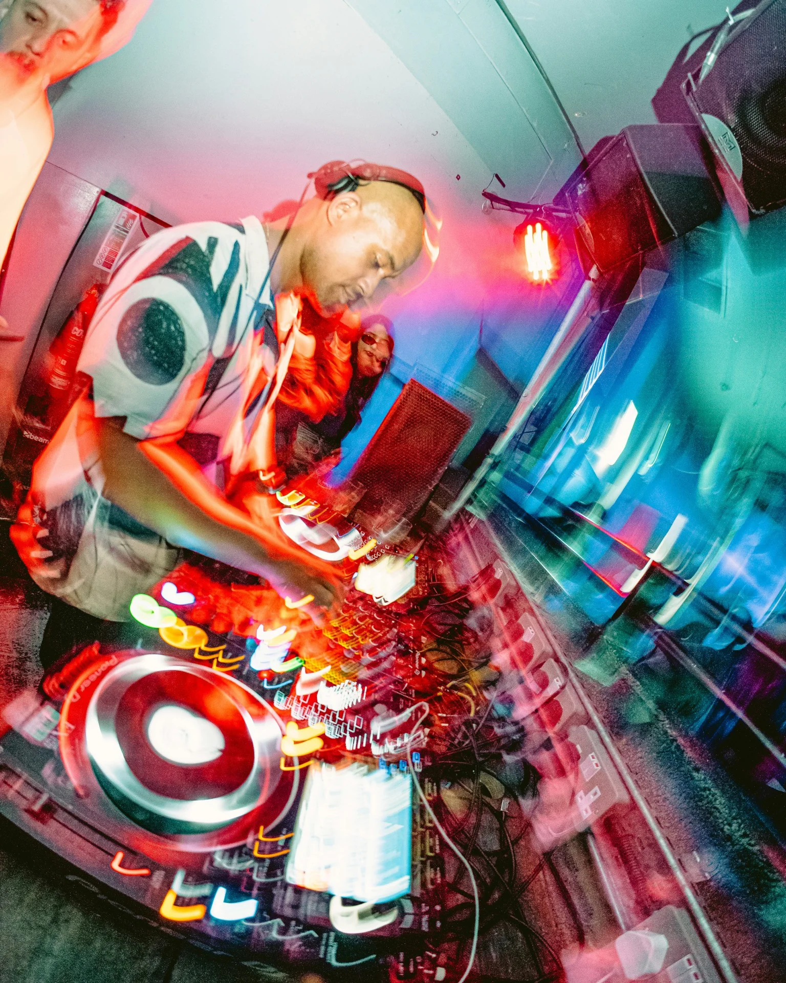 DJ com toca-discos · Como DJs conseguem músicas · DJ Ban EMC São Paulo