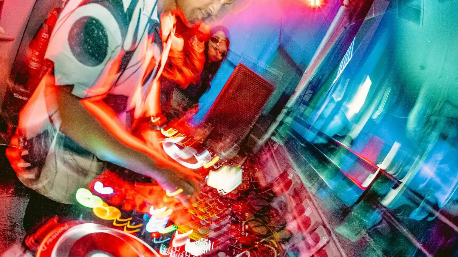 DJ tocando ao vivo · cena de pista · DJ Ban EMC São Paulo