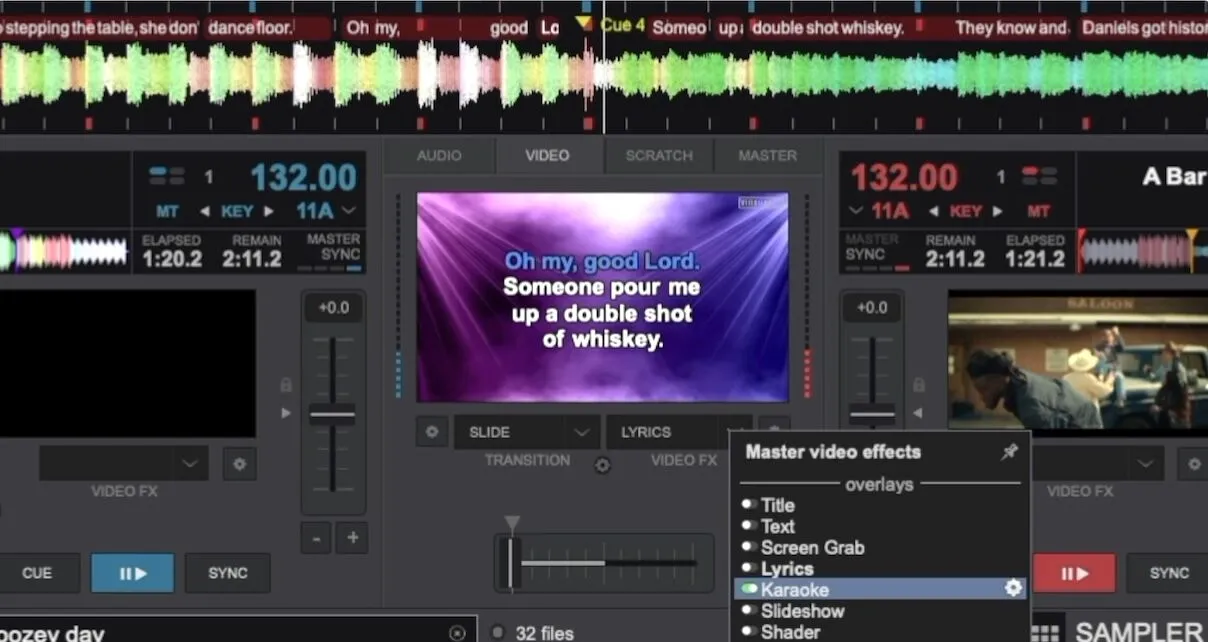VirtualDJ 2026 exibindo a letra sincronizada na waveform e o overlay de karaokê