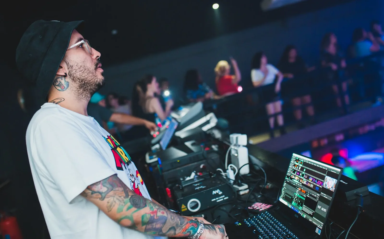 VJ Felipe Krust operando o visual ao vivo na cabine, de frente para a pista